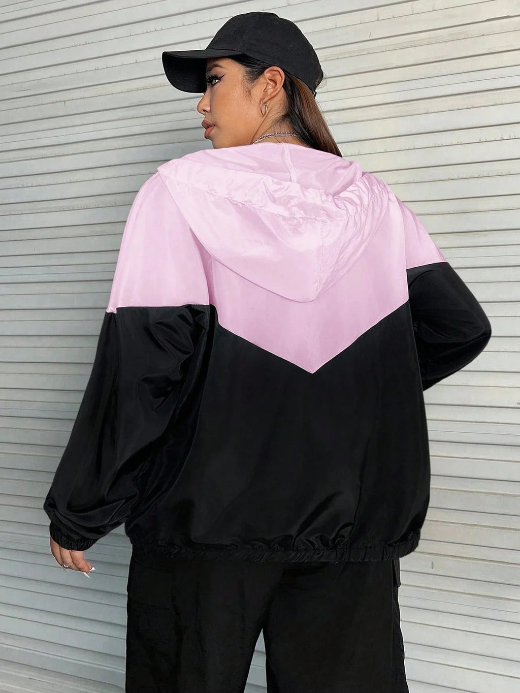 Corta-Vento Plus Size Com Capuz Sophia